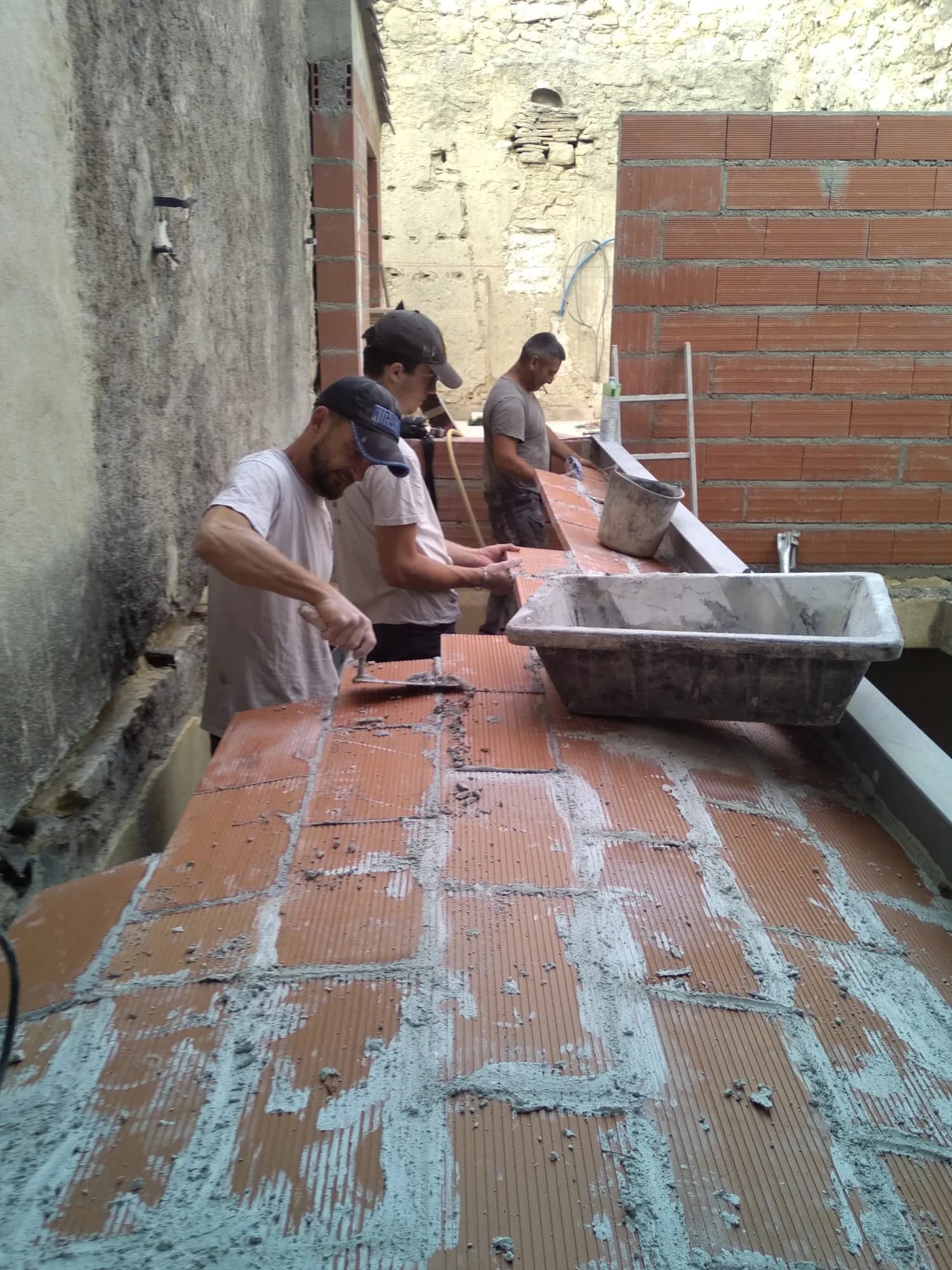 L'équipe sur un chantier — vue 1 — Bâtiment Rénovation Patrimoine
