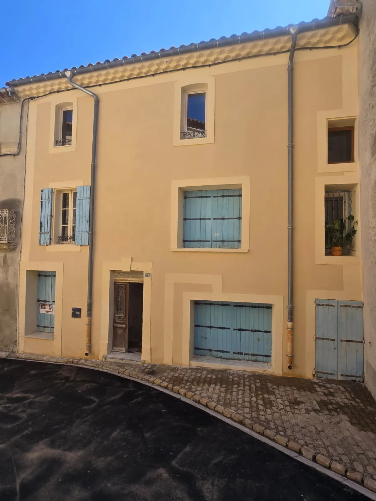 Façade restaurée à l'enduit chaux — Bâtiment Rénovation Patrimoine, Pézenas